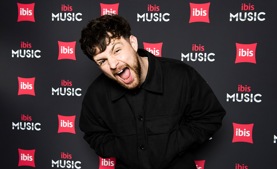 Tom Grennan looking overjoyed with FRUKT's success!